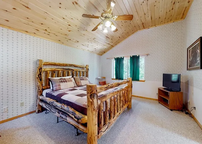 Holiday home Whispering Pines Retreat