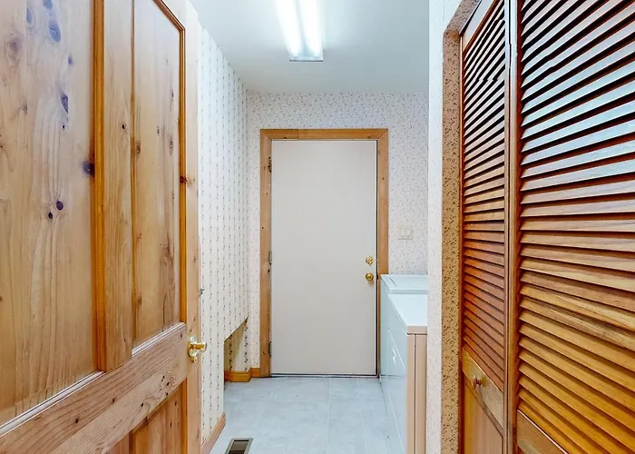 Whispering Pines Retreat Holiday home