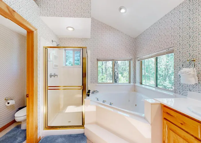 Whispering Pines Retreat Holiday home