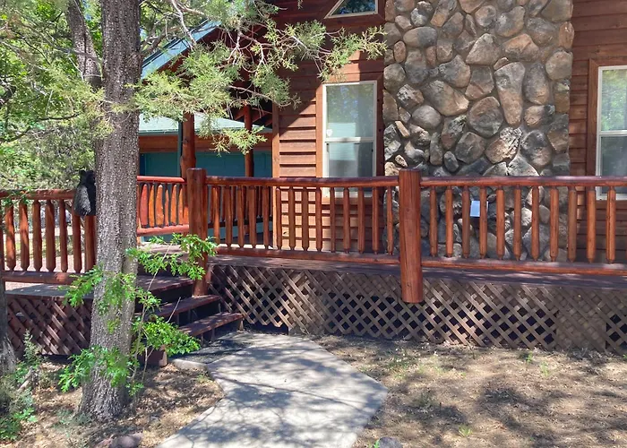 Whispering Pines Retreat Holiday home *